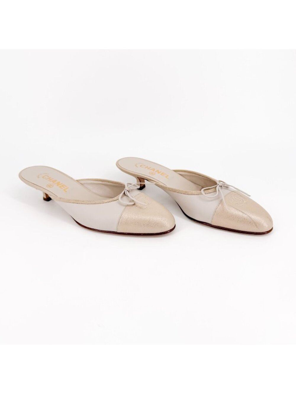 Chanel Vintage White Beige CC Cap Toe Kitten Heel Mules Size 39 US 8–8.5